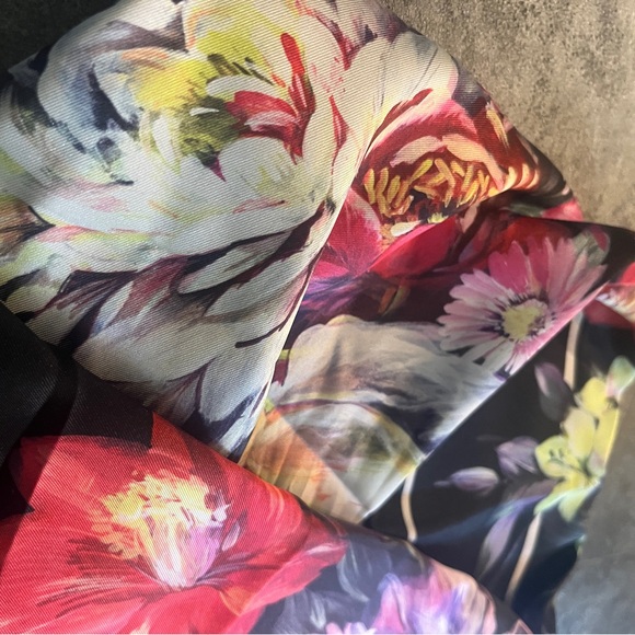 NWT Express. OS Scarf/Wrap in Beautiful Floral Design - Picture 8 of 9